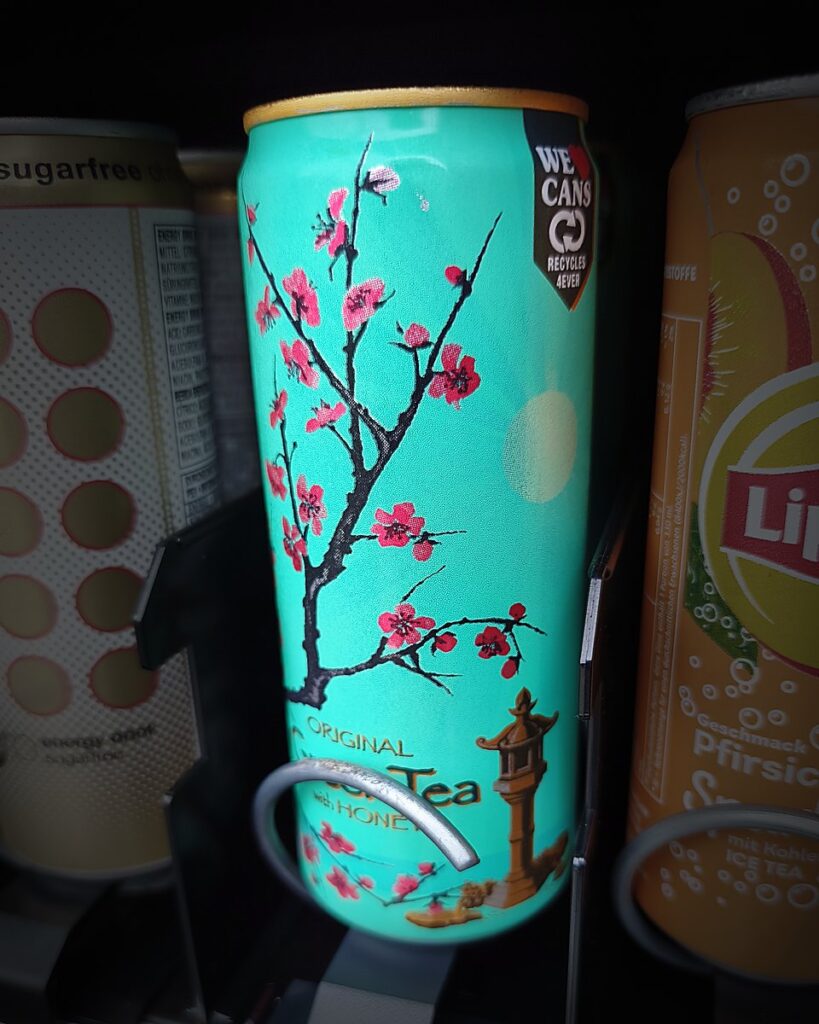 AirZona Peached Ice Tea im Dorfkiosk-Automaten in Pfaffenweiler