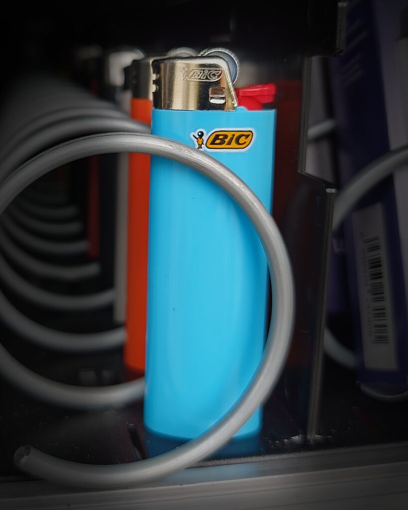 Feuerzeug im Dorfkiosk-Automaten in Pfaffenweiler