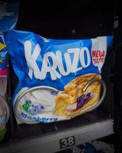 Karuzo Croissant bun Blueberry Cheescake im Dorfkiosk-Automaten in Pfaffenweiler