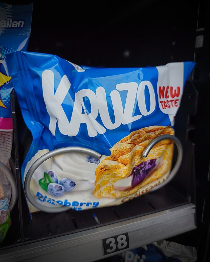 Karuzo Croissant bun Blueberry Cheescake im Dorfkiosk-Automaten in Pfaffenweiler