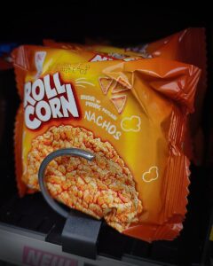 Nio Roll Corn im Dorfkiosk-Automaten in Pfaffenweiler