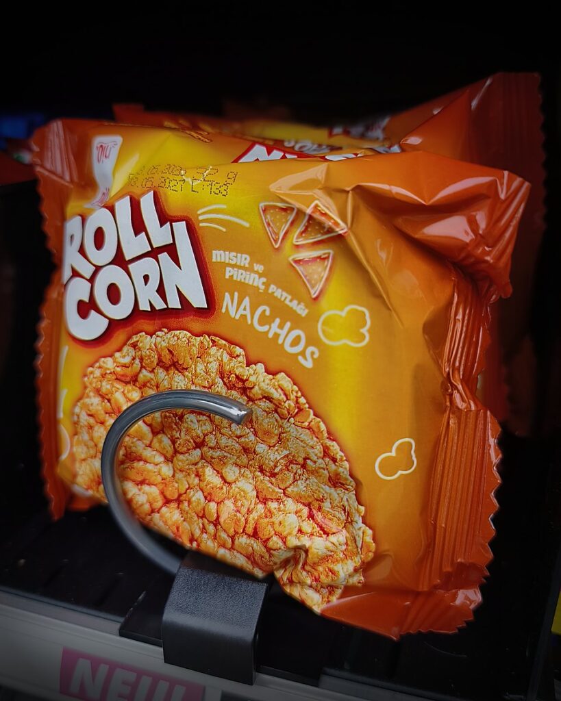 Nio Roll Corn im Dorfkiosk-Automaten in Pfaffenweiler