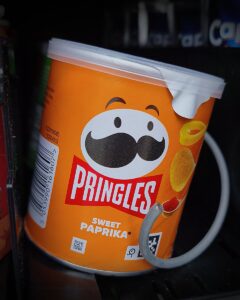 Pringles im Dorfkiosk-Automaten in Pfaffenweiler