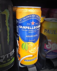 Sanpellegrino Orange im Dorfkiosk-Automaten in Pfaffenweiler